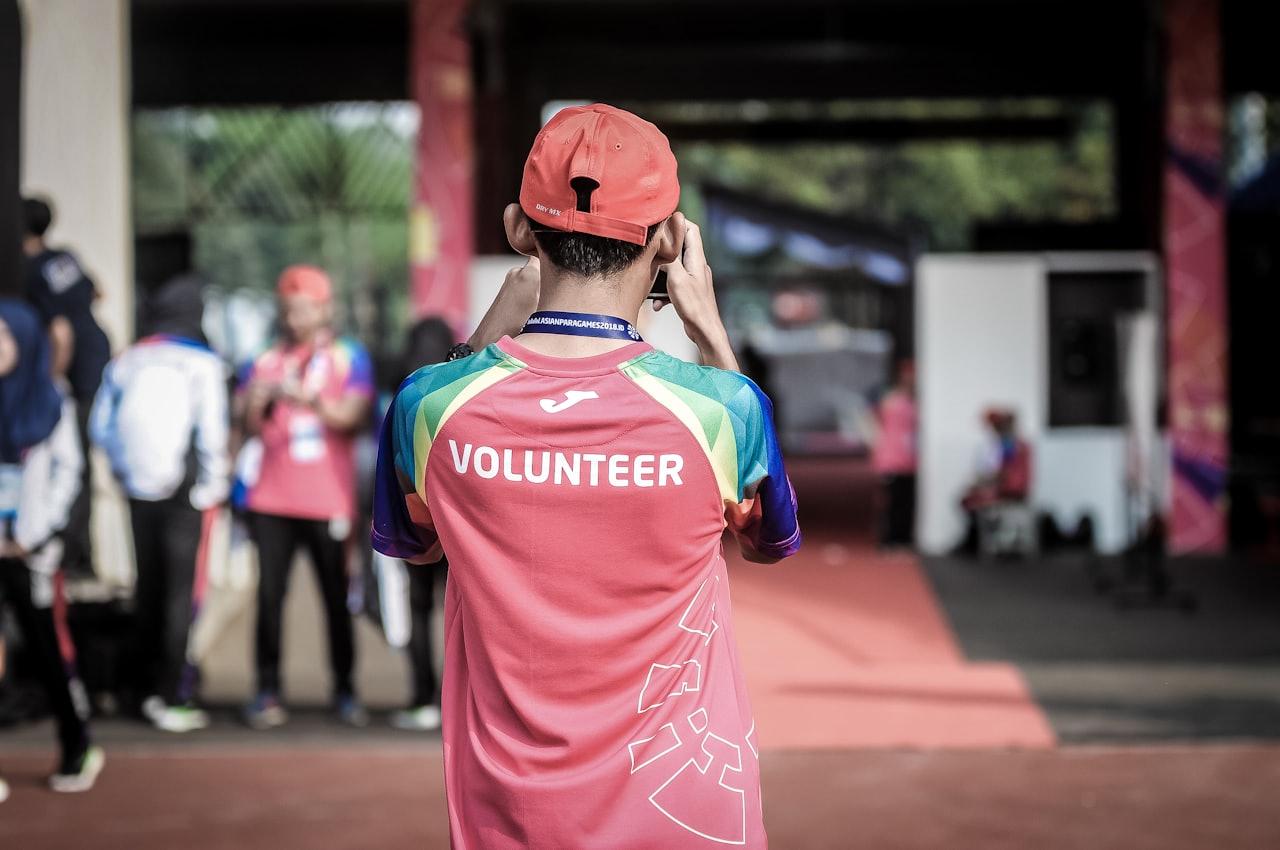 Event volunteer wearing a shirt that reads VOLUNTEER